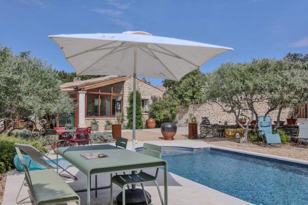 Mas provençal avec piscine à 10 minutes à pieds du village de Gordes - 3