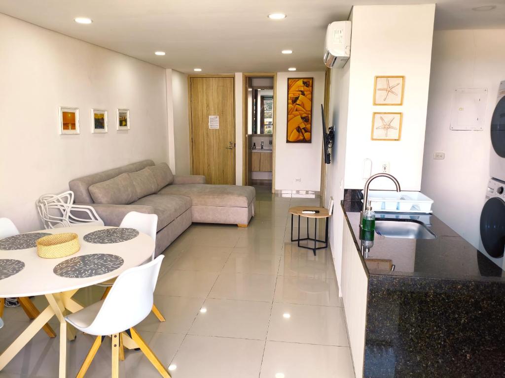 2BR 2BA con Balcon en L y Vista Abierta, Piscina 360 Piso 27, a Pasos del Mar y Murallas - 4
