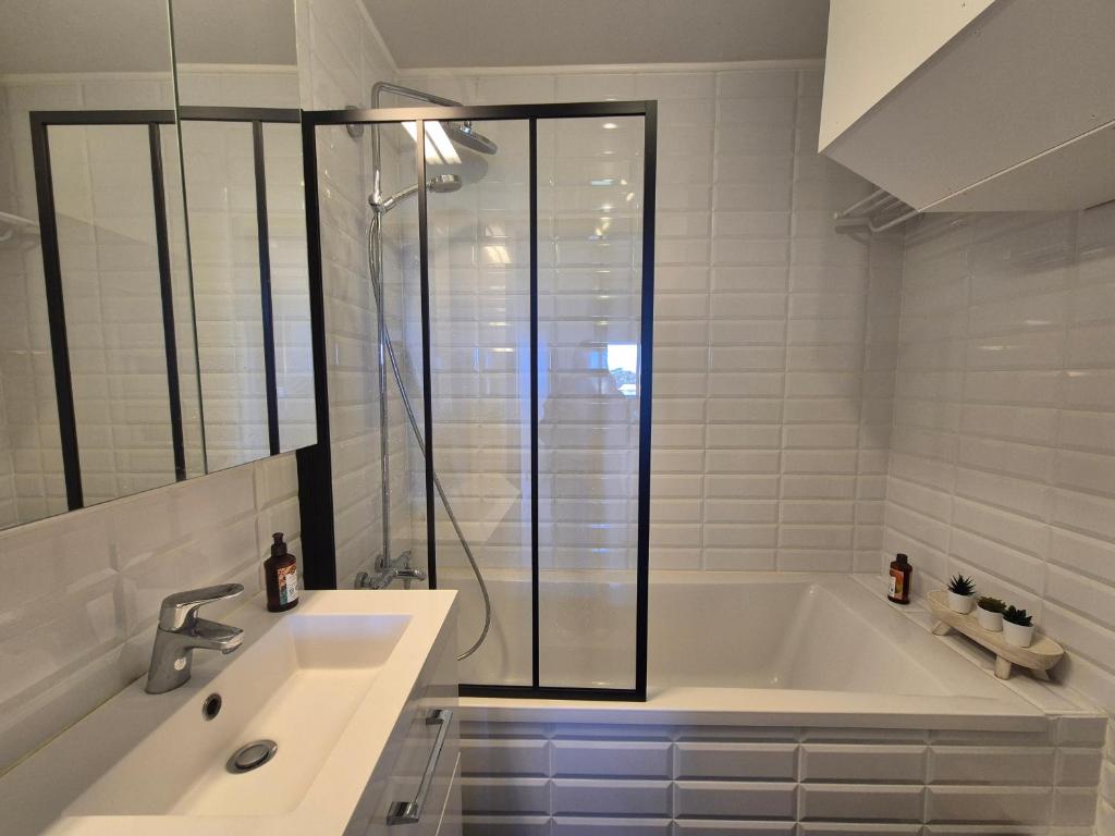T3 neuf vue mer, à 300m de la plage, piscine et parking privé - 4