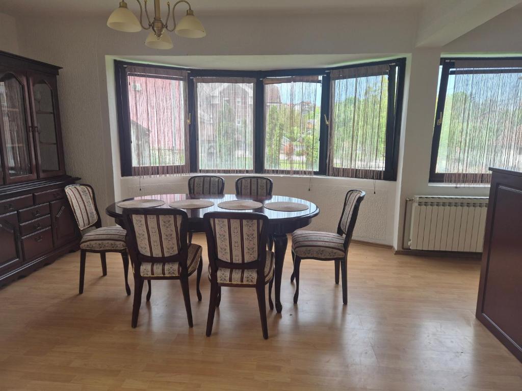 Bella holiday home Komadić prirode,mira,pravoga sela u neposrednoj blizini centra Banjaluke 4 km Garaža 4 sobe - 5