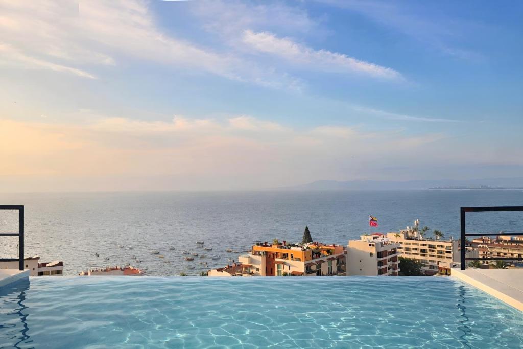 Two-Bedroom Apartment with Panoramic Ocean View and Zona Romantica - 3