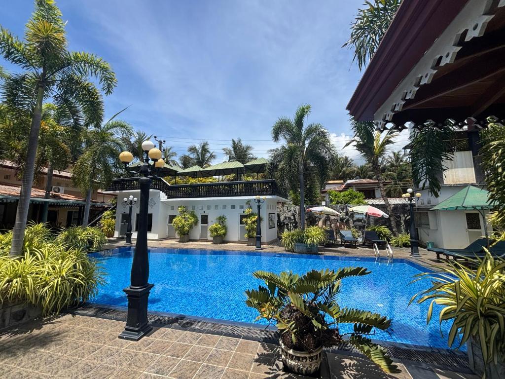 Swimming pool, JKAB Park Hotel in Trincomalee