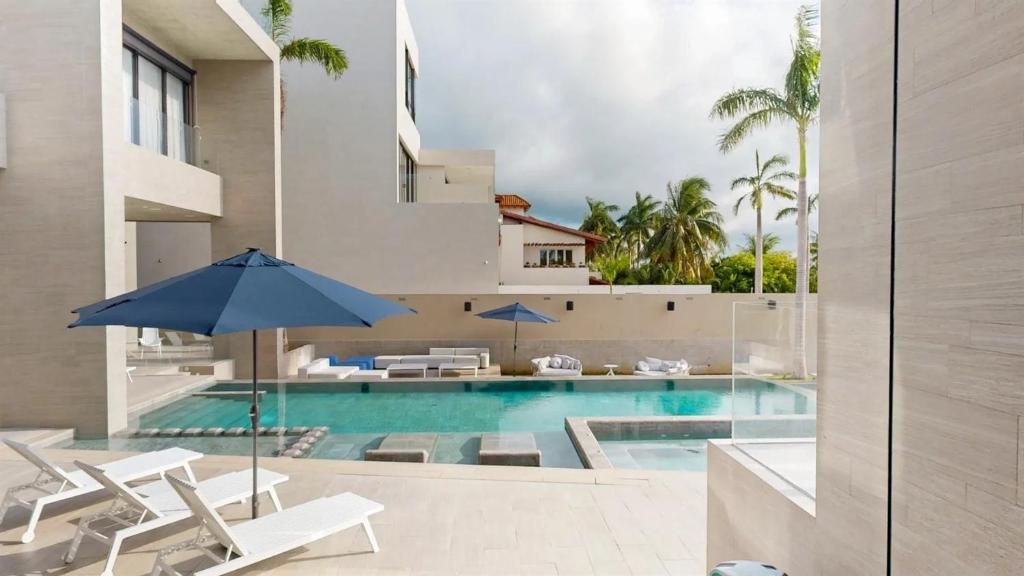 Spectacular Ultra-Luxury Lakefront Residence Roja - 4