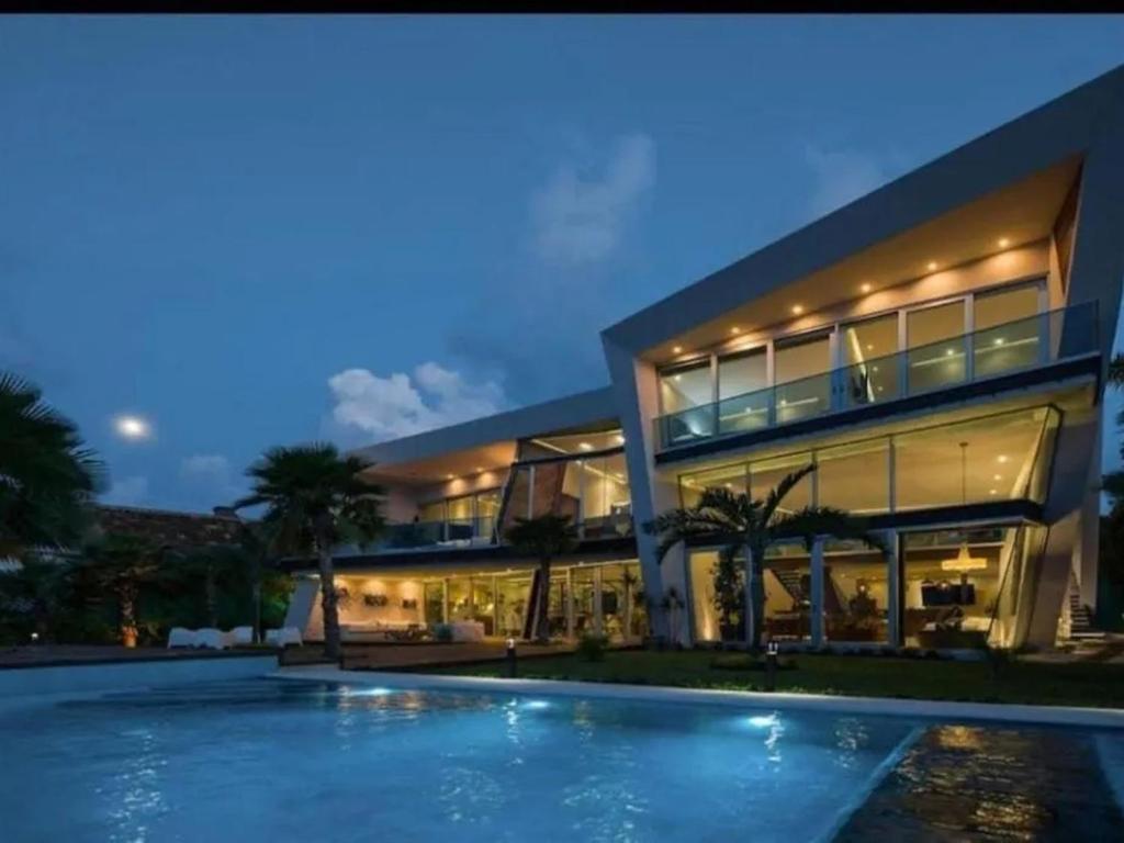 5 Bedrooms Villa Reynoso - 2