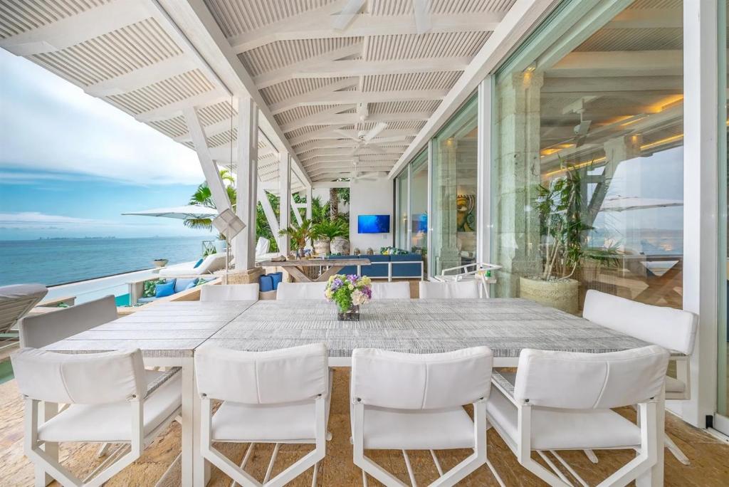 Extraordinary Beach Front Villa In Cancun - 3