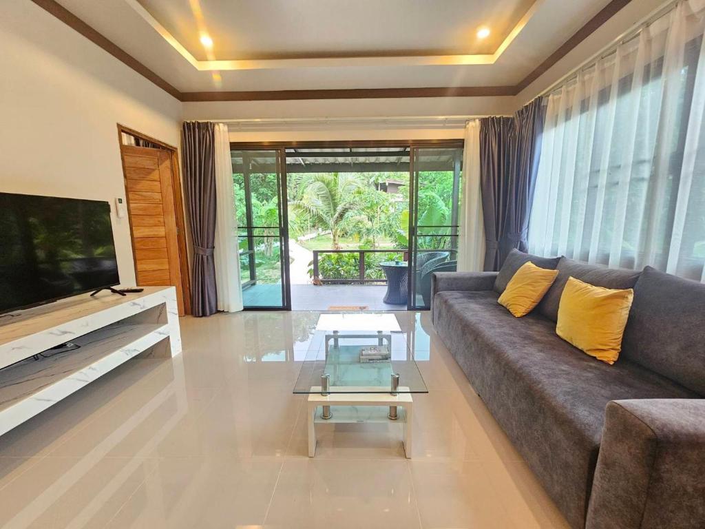 Shared lounge/TV area