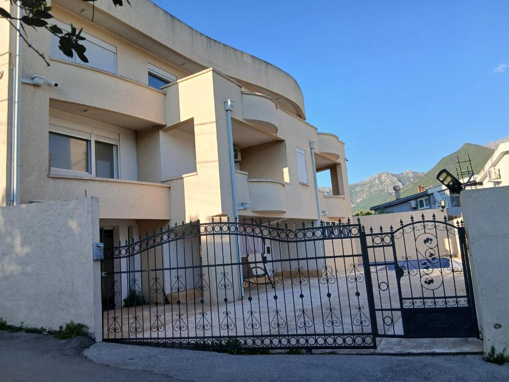 Ilino Pool House - 2