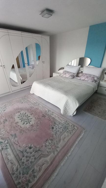 Lari and Klo Apartments - 4