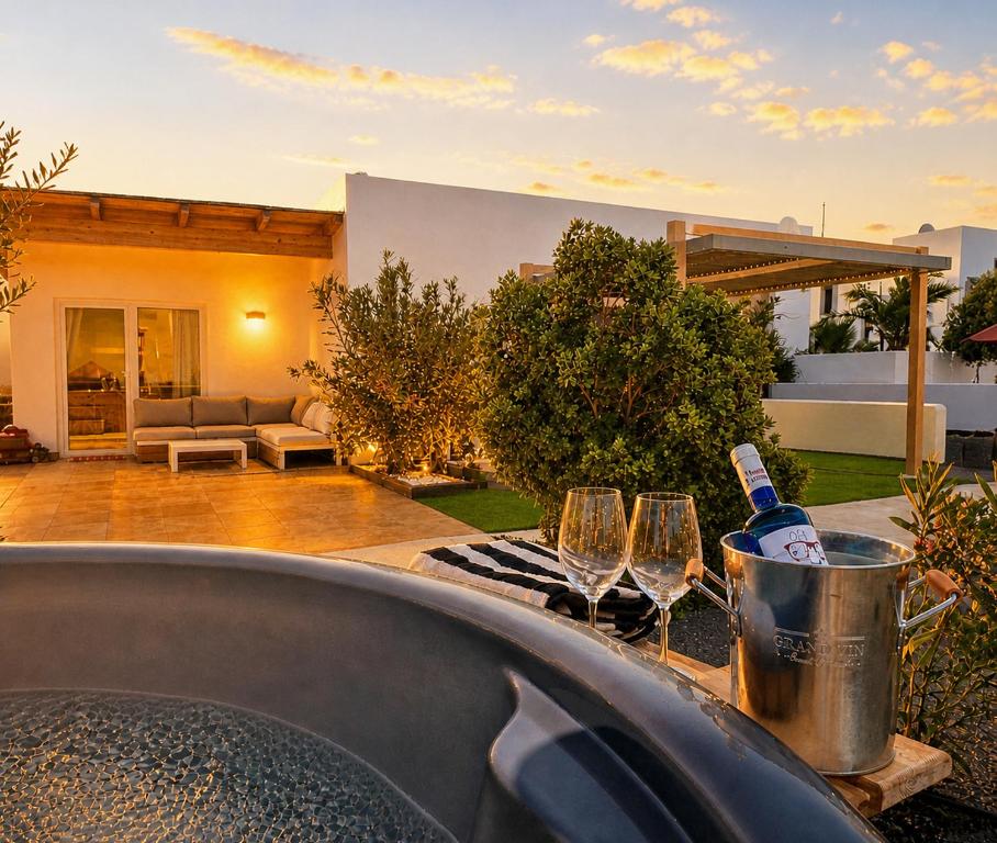 Chalet Emily Alpine Chic with Hot Tub and Ocean View - 2