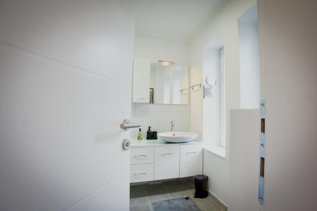 Charming 2BDR Retreat - 3 min to the Cathedral - 4