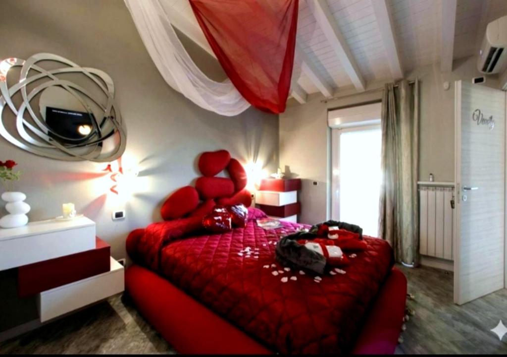 BELLAVISTA EXCLUSIVE B&B in zona centrale con piscina riscaldata-Jacuzzi vista lago LA COLAZIONE viene servita in una pasticceria esclusiva in centro-vicina alla struttura-animali di piccola taglia ammessi su richiesta - 4