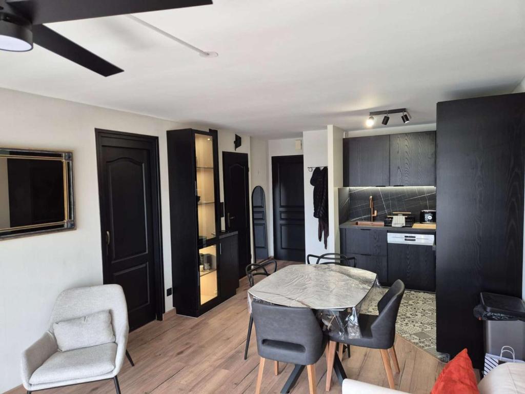 Appartement rénové avec grand balcon - FR-1-673-20 - 3