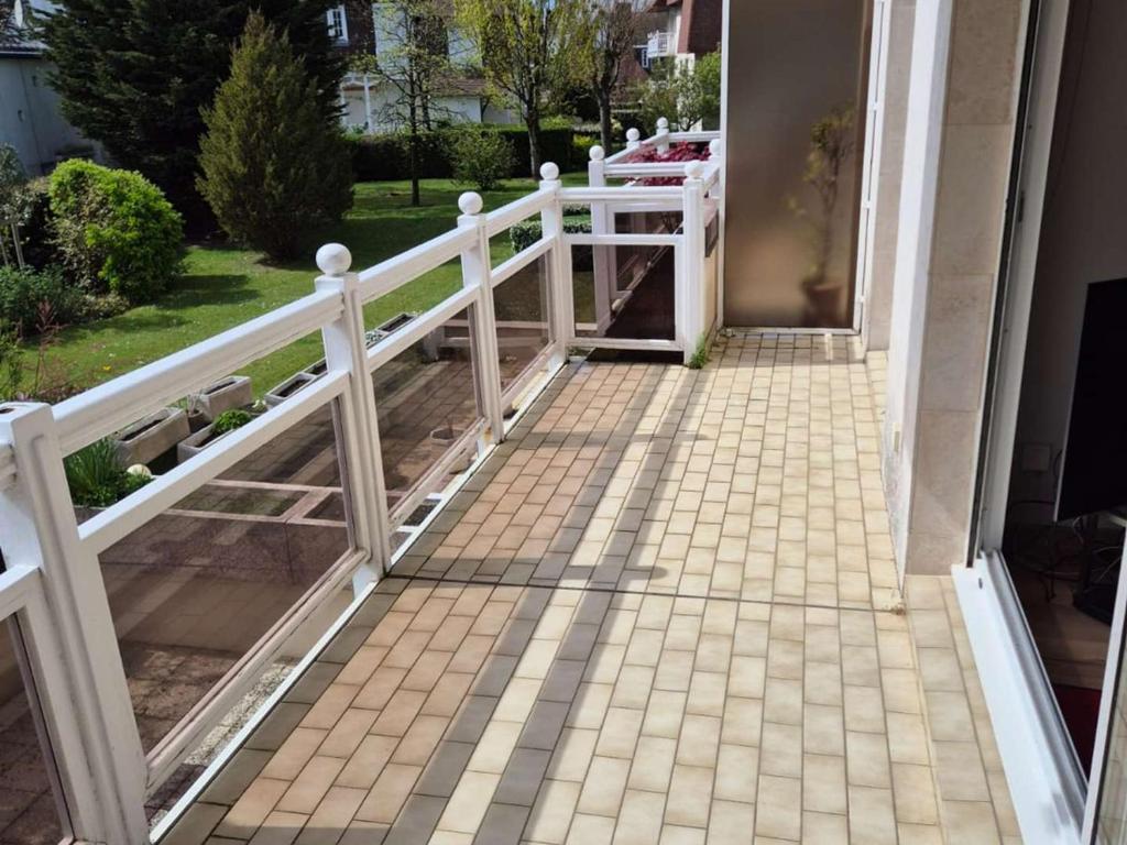 Appartement rénové avec grand balcon - FR-1-673-20 - 4