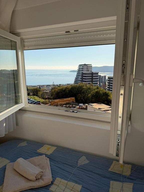 Seafront Serenity - 2BR Beach Walk Apartment - 4