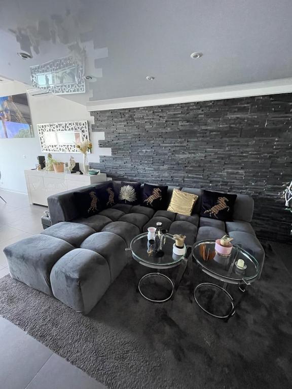 Modern and luxurious two bedroom apartment - 1