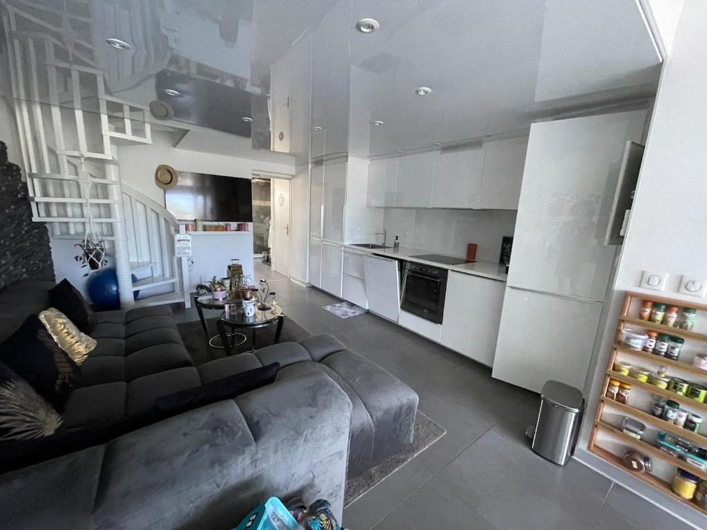 Modern and luxurious two bedroom apartment - 4