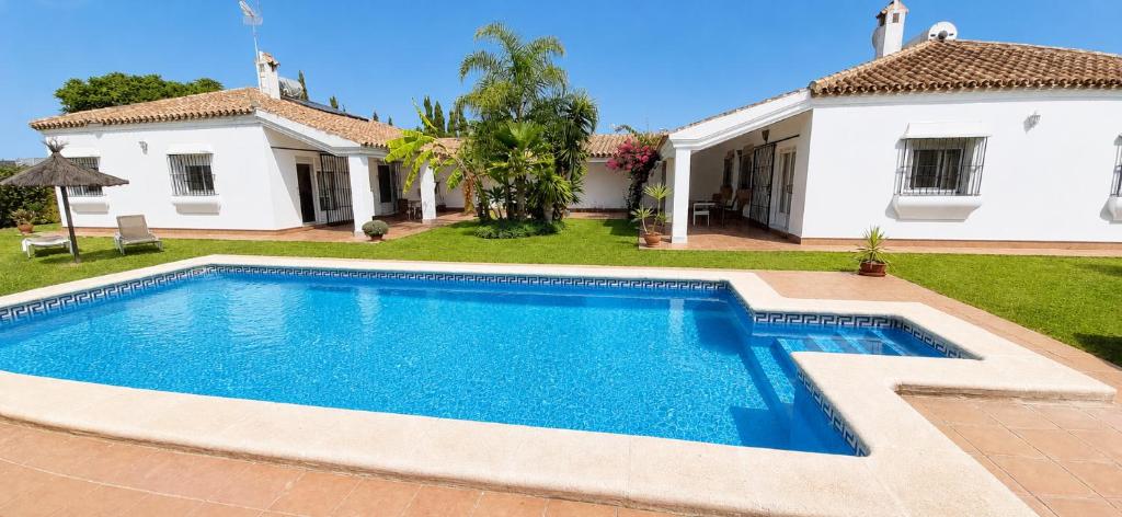 Andalusian patio villa 12 pax with private pool - 4