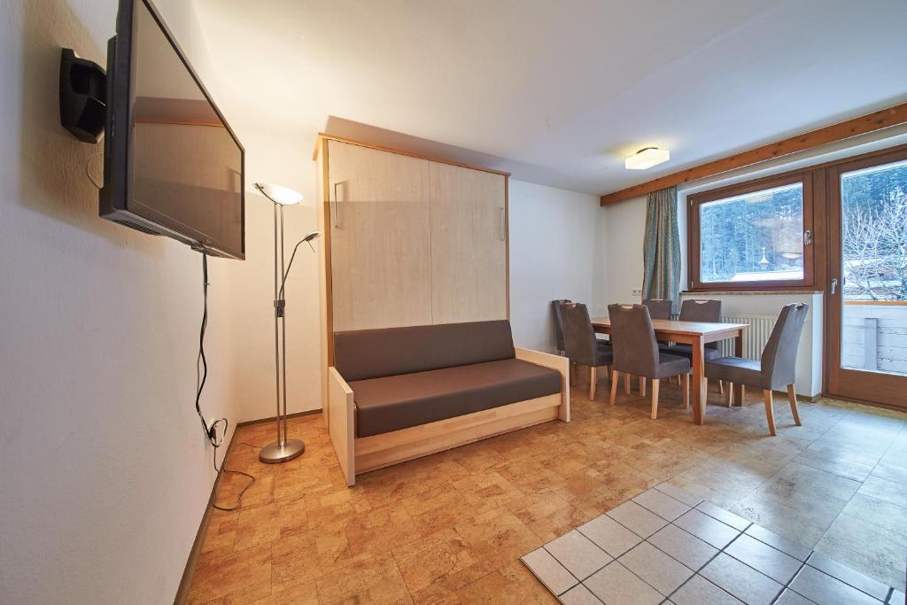 Two-Bedroom Apartment with Balcony Top 1, Appartements Glemmtal in Saalbach