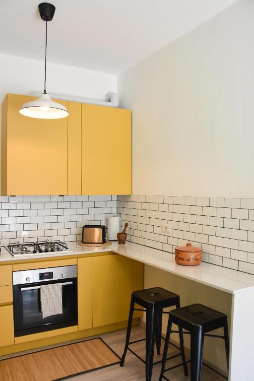 Central & Modern - 2 Bedrooms with Balcony & Parking - 2