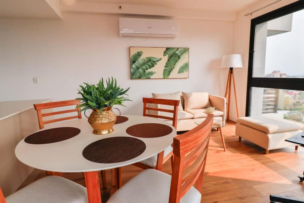 Large Apartment Just Steps from Shopping del Sol - 5