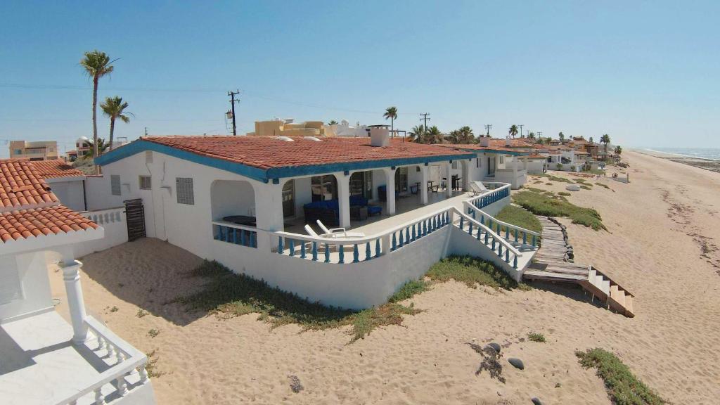 Beautiful Beachfront Home Casa de Veranos - 4