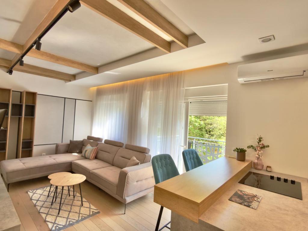 Bright Apartment with Balcony near Bus and Train - 1