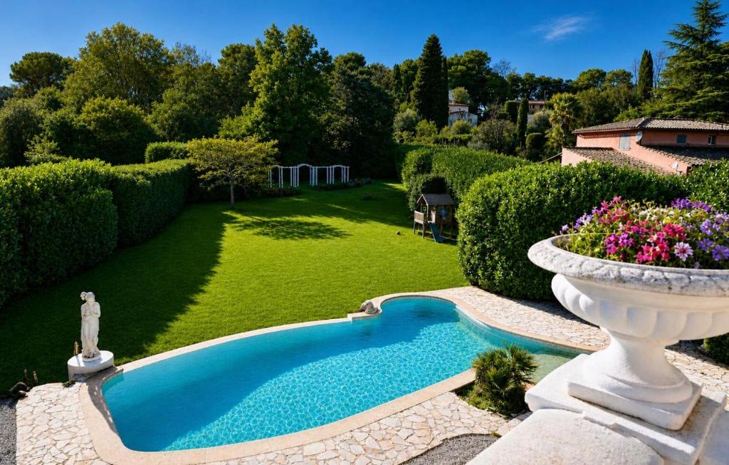 Exceptional villa Pool & large garden - 4