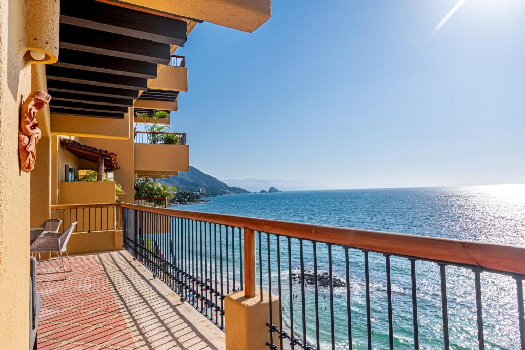 Oceanfront Condo w Infinity Pool & Huge Terrace South Shore - 1