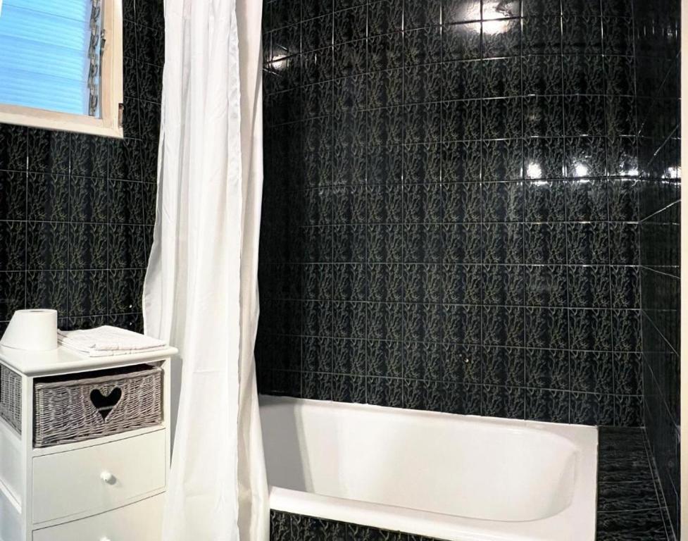 Seahomes Vacations - Centric Apt Heart of Blanes - 4