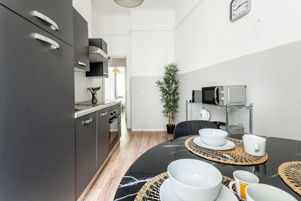 Luxury 4 bedrooms apartments Close to Duomo - 2