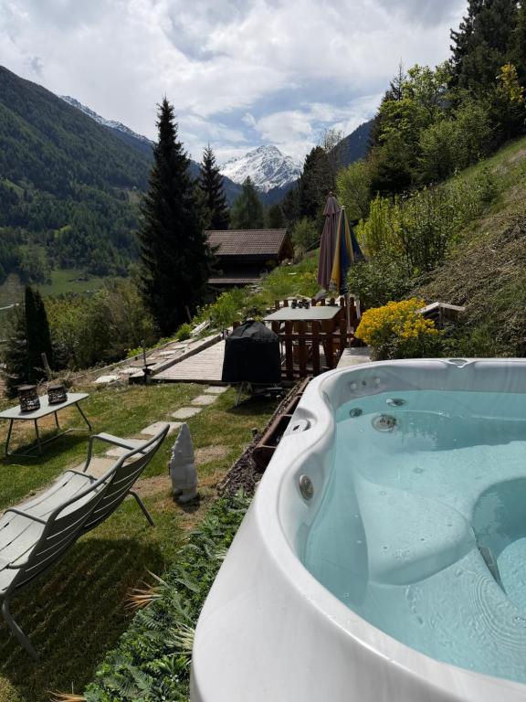 Chalet Opalpin Lodge & Spa, vue montagne et jacuzzi - 4
