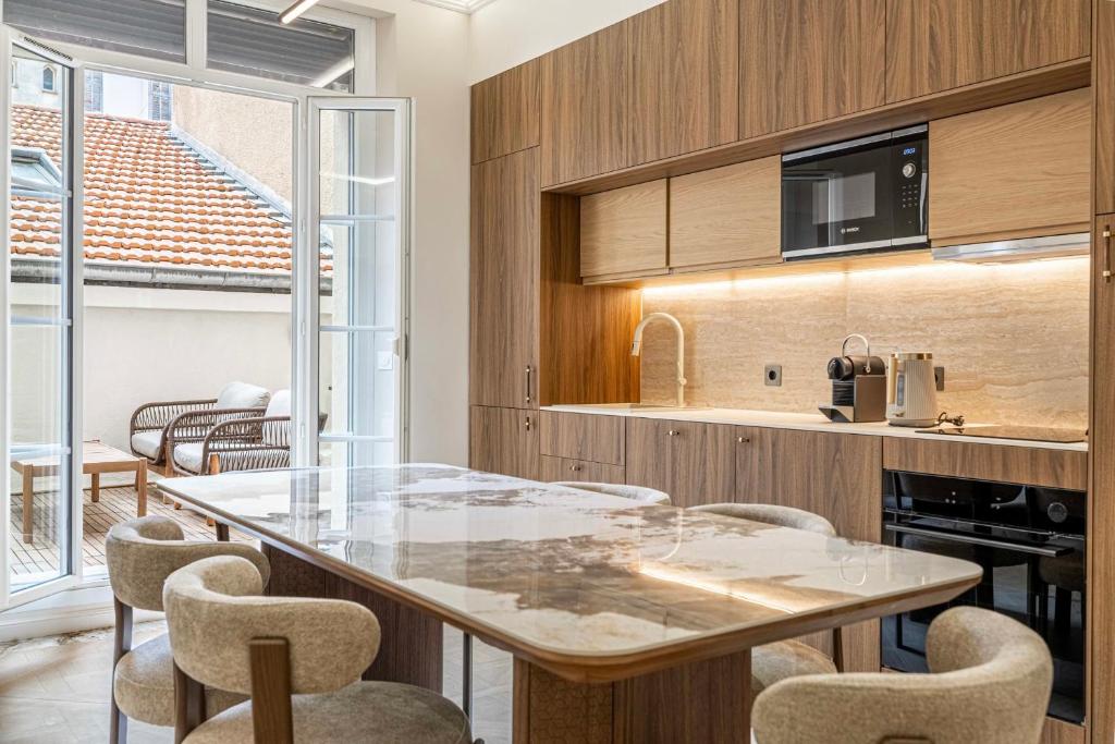 - CLR - Superbe appartement 3 chambres avec terrasse au cœur de Cannes - 2