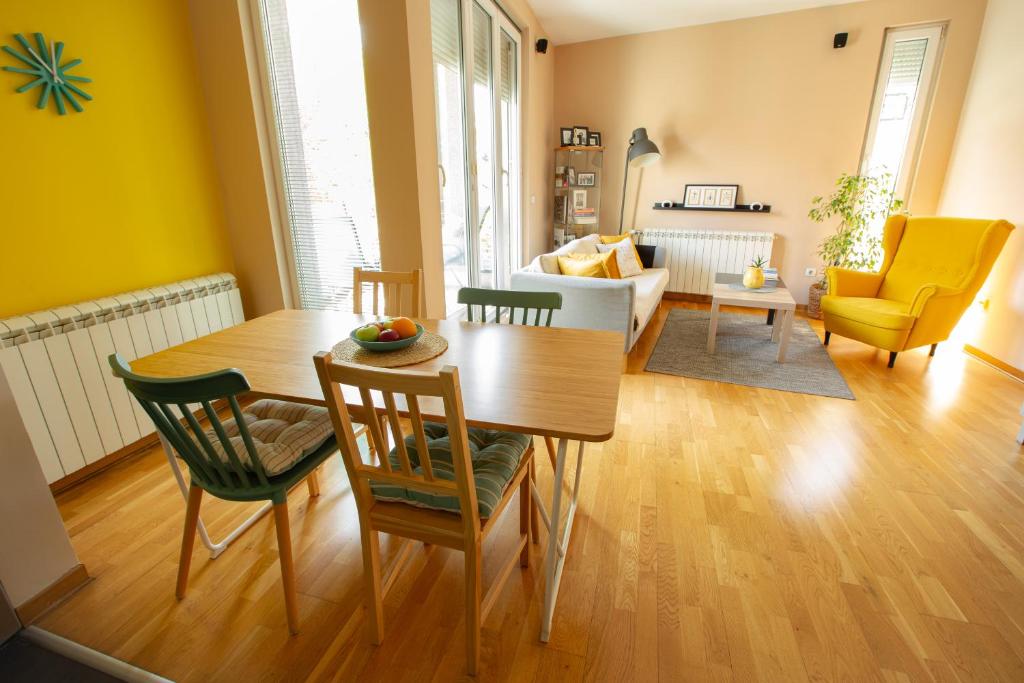 Bright & Peaceful Apartment - Balcony - Free Parking - Close to Center - 4