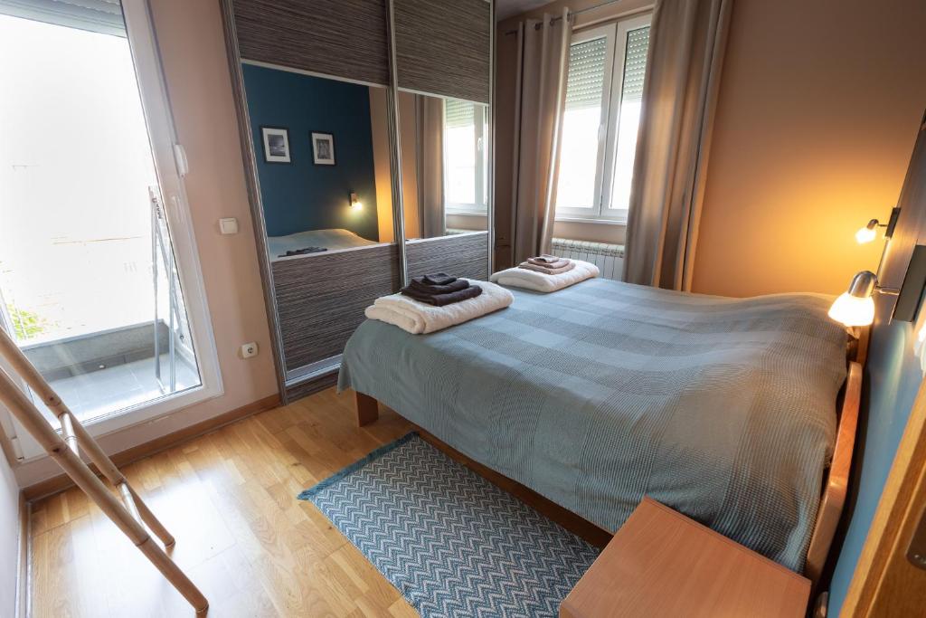 Bright & Peaceful Apartment - Balcony - Free Parking - Close to Center - 5