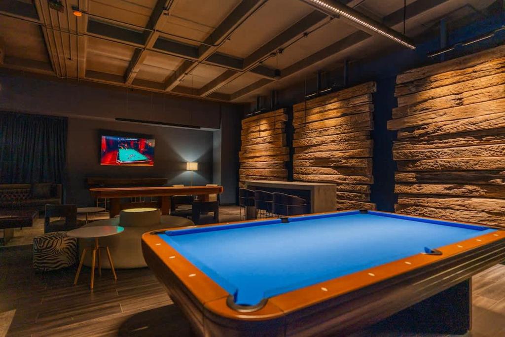 Designer Loft with insane Amenities Gym Cine Spa - 3