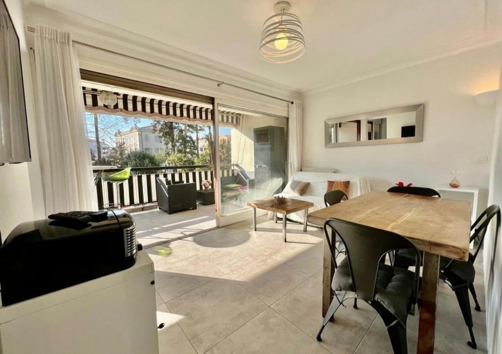 Perfect location for this bright apartment - 1