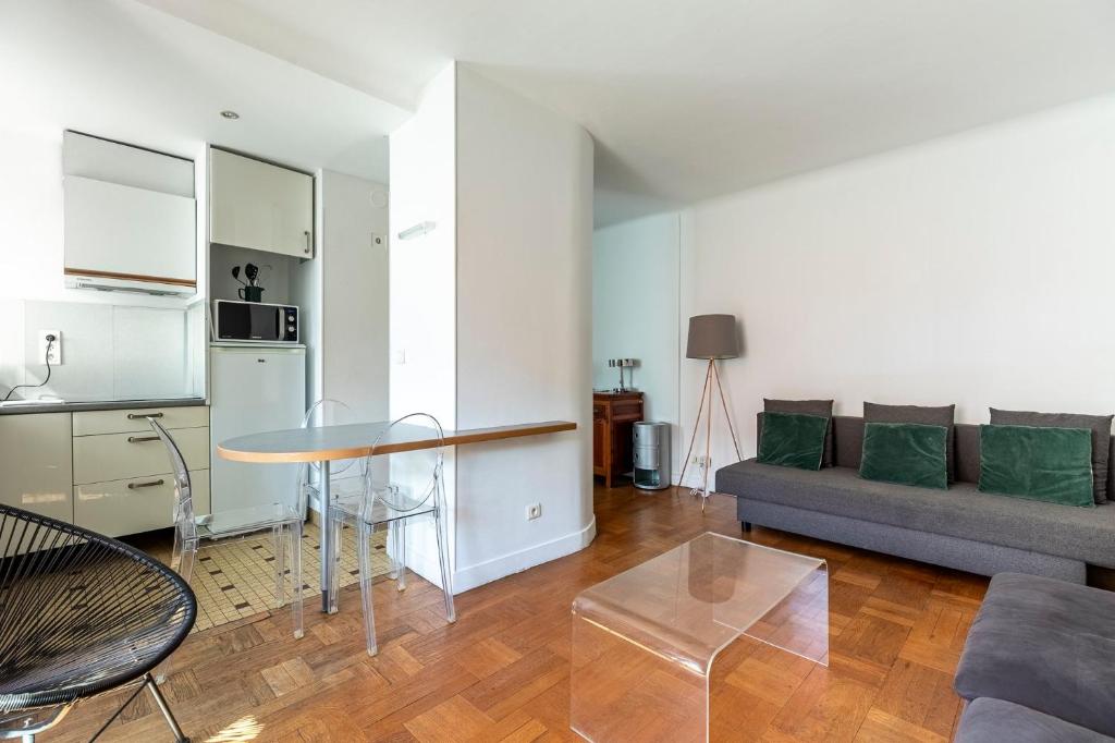 Appartement lumineux + terrasse – Hypercentre Paris - 2