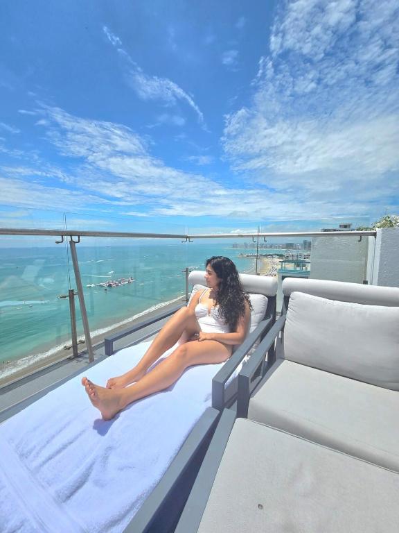 Penthouse by the sea, pool and jacuzzi - 2