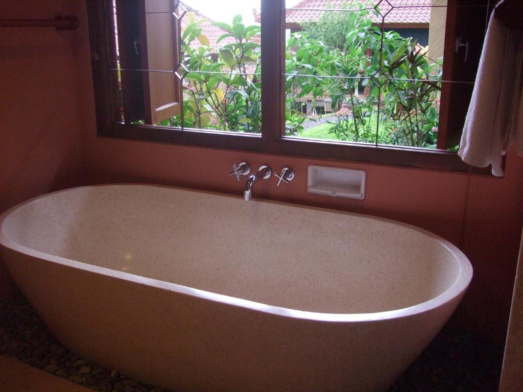 Bathroom, Strawberry Hill Hotel & Restaurant in Bali