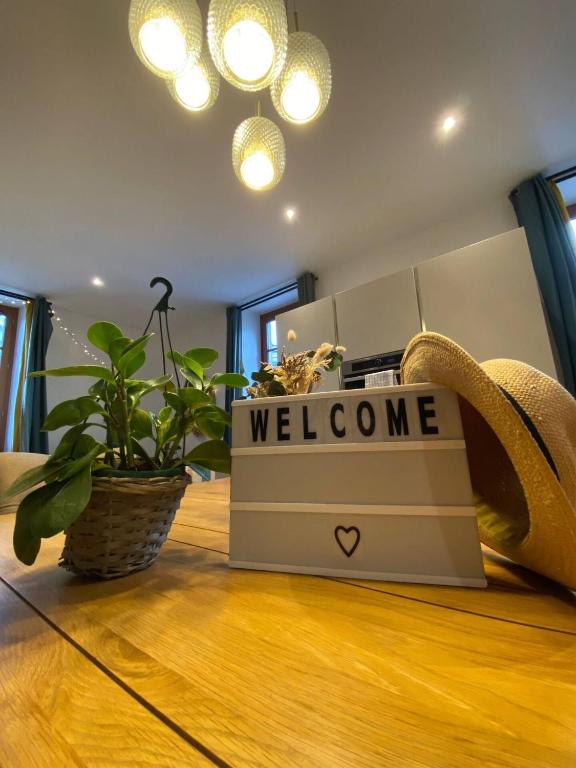 Quiet 2-bedroom apartment, parking, 5-minute walk - 1