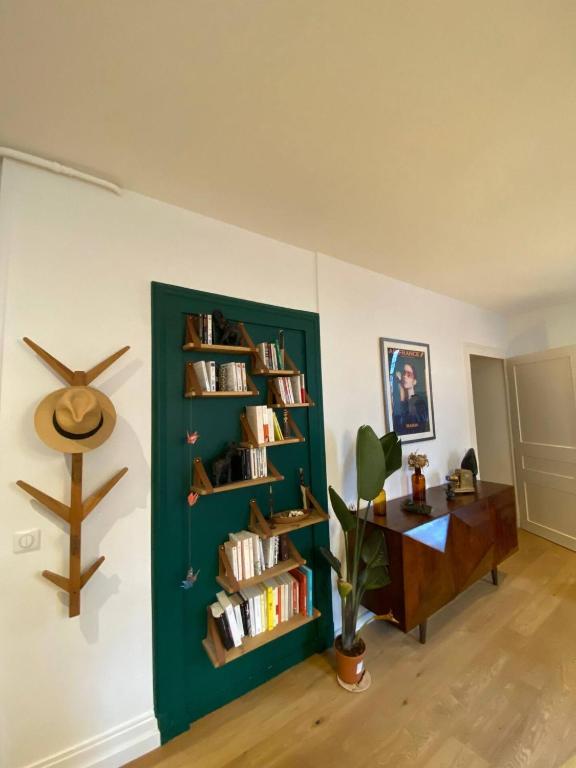 Quiet 2-bedroom apartment, parking, 5-minute walk - 3