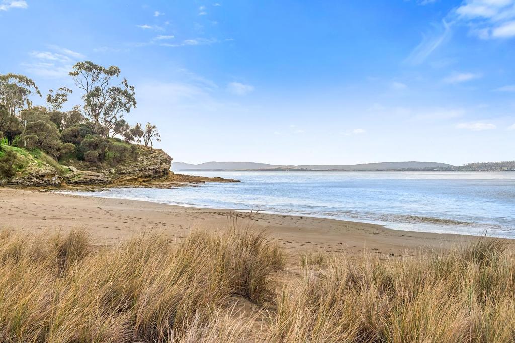 Beachfront Apartment Blackmans Bay photo