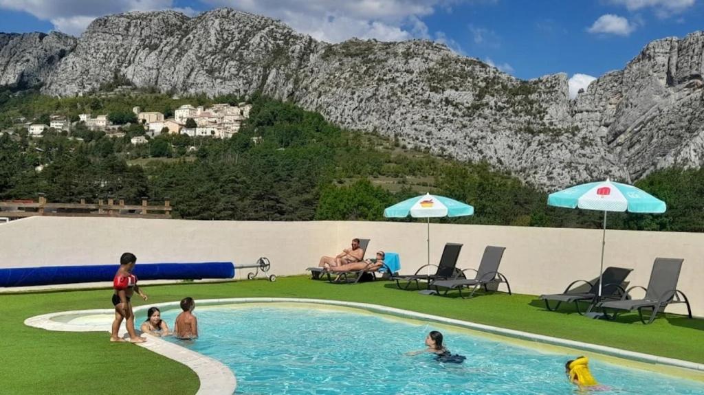 ZEcamping 2 étoiles avec piscine restaurant vue sur le village de Saint Auban - 2