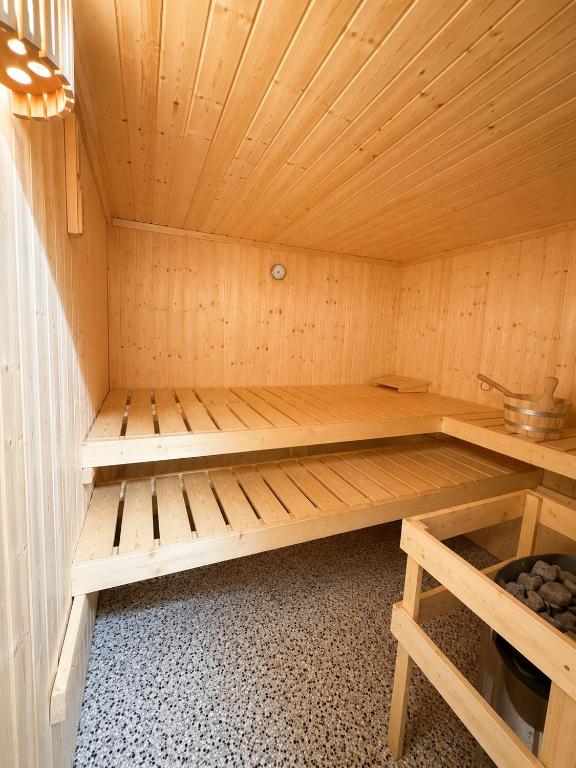 CROWN LIVING Holiday Home "Zum Klettersteig" Bürs, up to 18 guests - Sauna - Climbing Wall - Ski & Bike Storage - Highspeed Wifi - Free Parking - 2