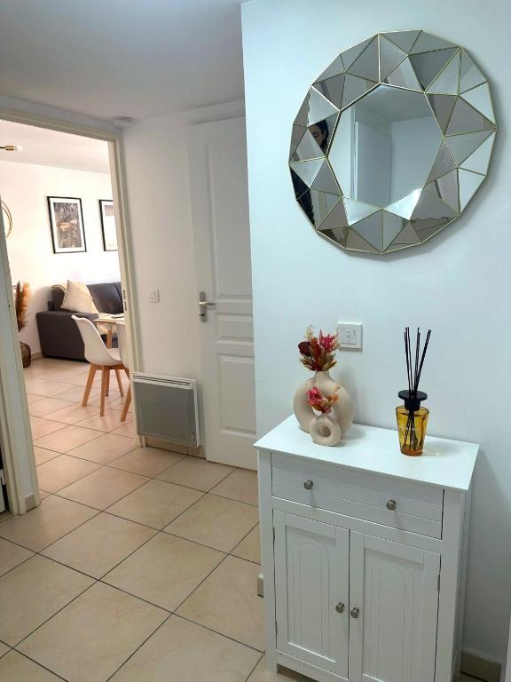 Cosy Apartment, 1 Min Walk to Beach, Heart of Juan-les-Pins - 4