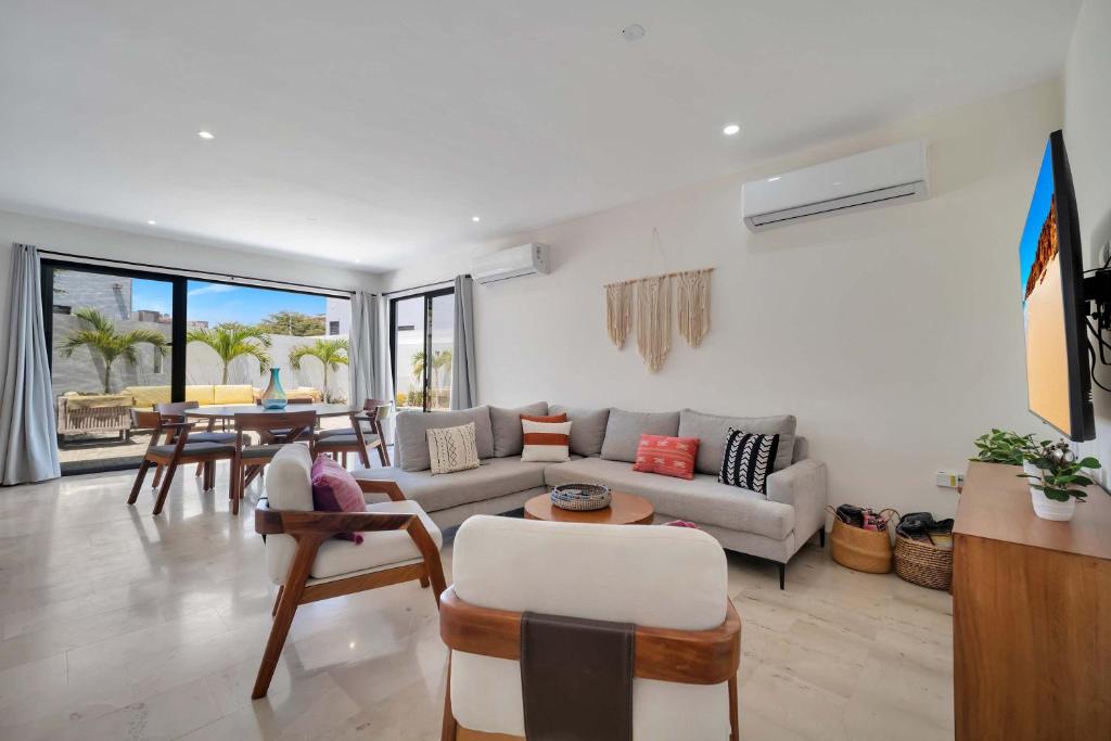 Stunning & Beautiful House with Private Pool - 3