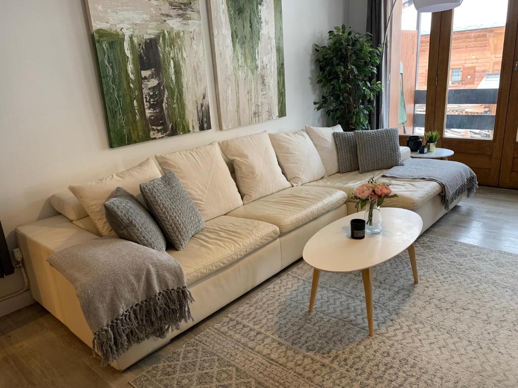 Jangilau - Large, triple aspect apartment in central Morzine - 3