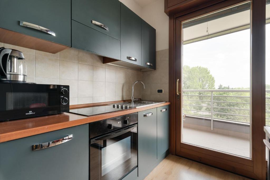 GuestHost - Bright Terrace Studio X2 Affori MM3 - 4