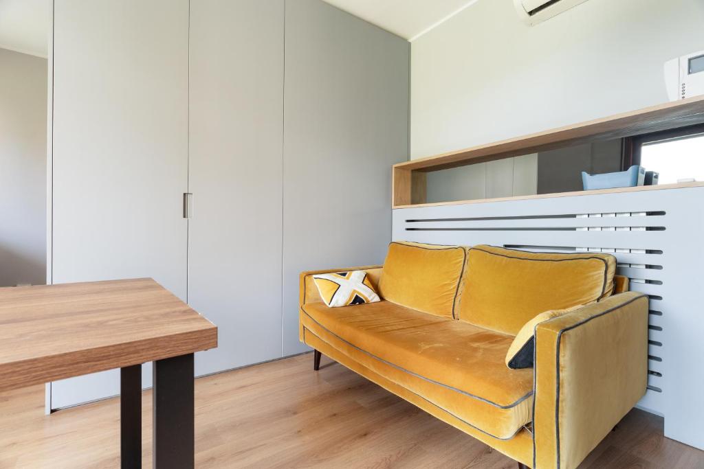 GuestHost - Bright Terrace Studio X2 Affori MM3 - 3