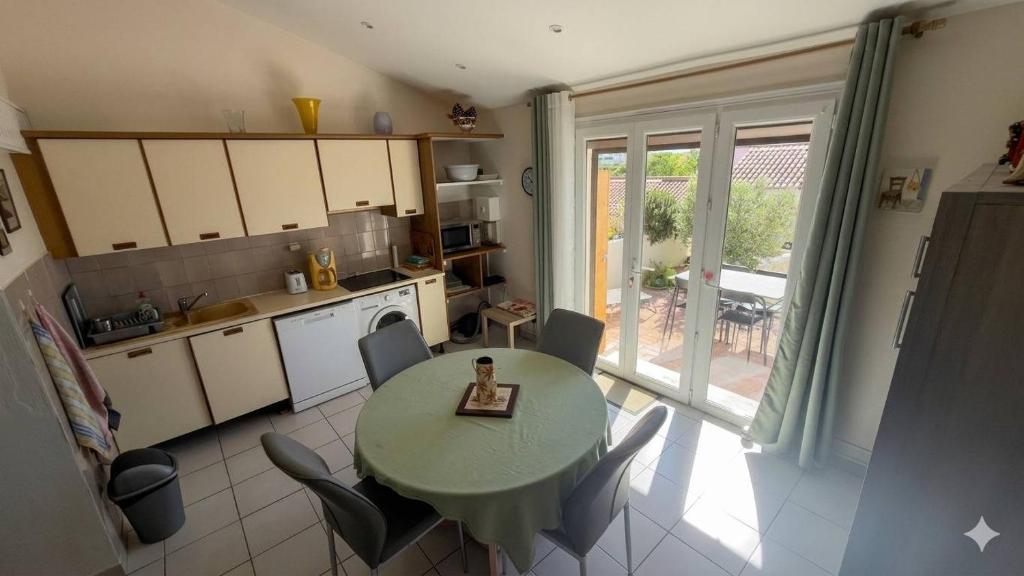 AIG186 Charmant T2 Mezzanine avec terrasse ensoleillée Parking Wifi et Clim - 3